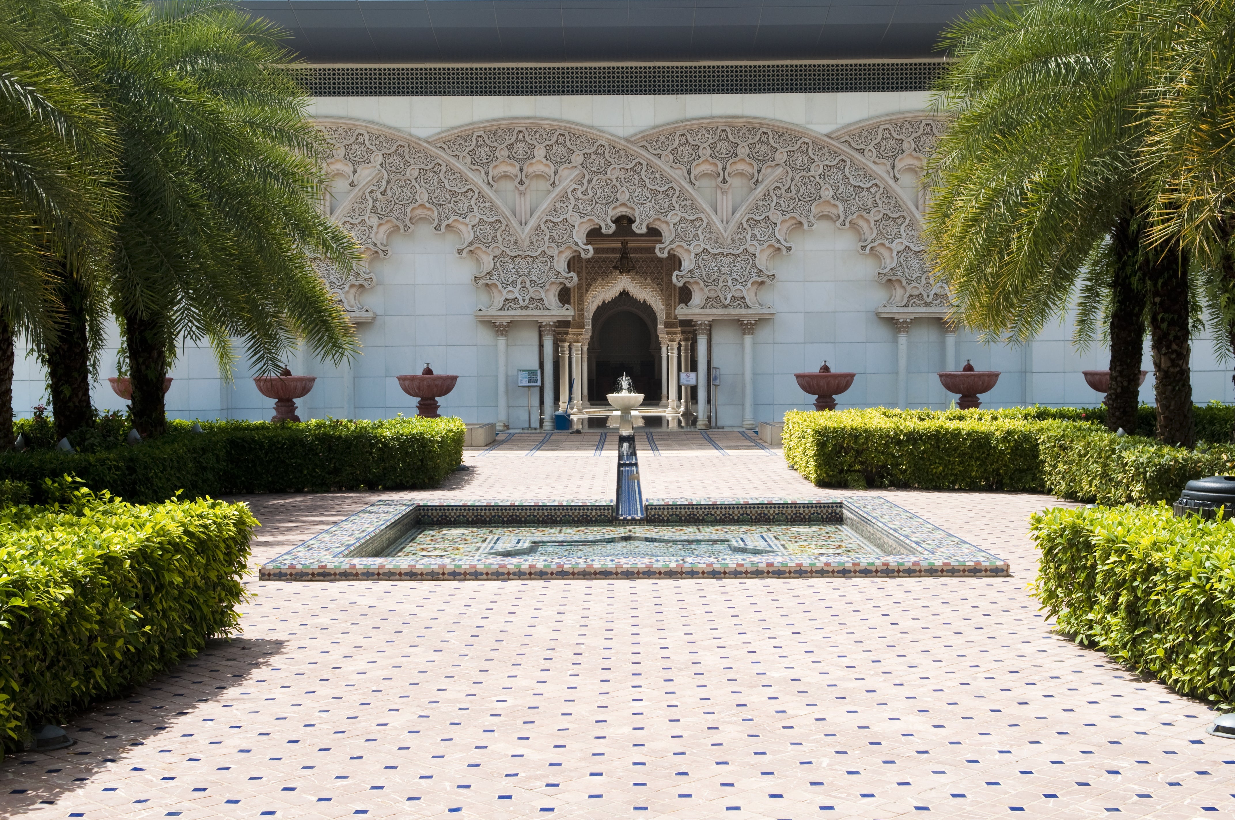 Zellige in Riads and Courtyards: Living Spaces for Hospitality - Zelligerar
